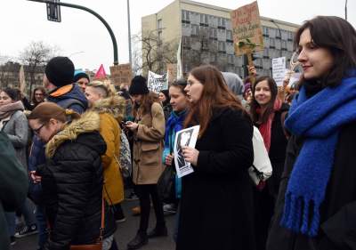 Dzień kobiet w Krakowie pod nadzorem: Manifa i... płacz dzieci - zdjęcie 27