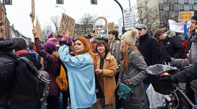 Dzień kobiet w Krakowie pod nadzorem: Manifa i... płacz dzieci - zdjęcie 28