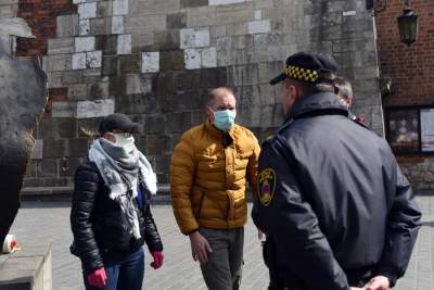 Eros w maseczce: krótka akcja na pustym Rynku - zdjęcie 8