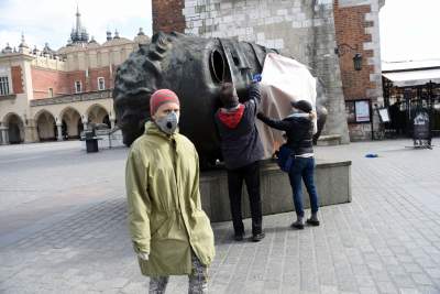 Eros w maseczce: krótka akcja na pustym Rynku - zdjęcie 4