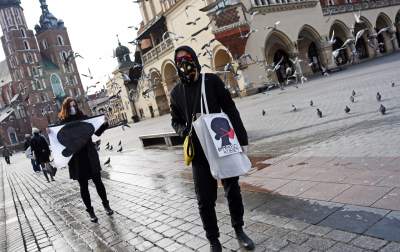 Największe zgromadzenie na Rynku w czasie obostrzeń - zdjęcie 13