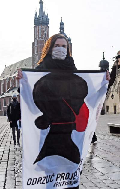 Największe zgromadzenie na Rynku w czasie obostrzeń - zdjęcie 14