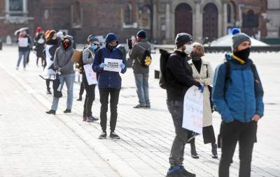 Największe zgromadzenie na Rynku w czasie obostrzeń - zdjęcie 25