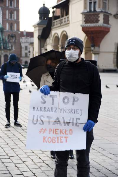 Największe zgromadzenie na Rynku w czasie obostrzeń - zdjęcie 9