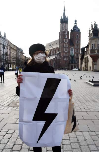 Największe zgromadzenie na Rynku w czasie obostrzeń - zdjęcie 4