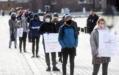 Największe zgromadzenie na Rynku w czasie obostrzeń - zdjęcie 27