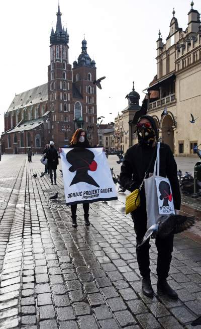 Największe zgromadzenie na Rynku w czasie obostrzeń - zdjęcie 12