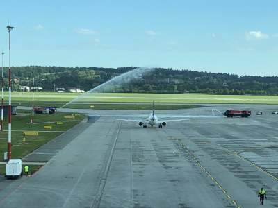 Pierwsi pasażerowie w Balicach, specjalny ceremoniał (1 czerwca 2020) - zdjęcie 1