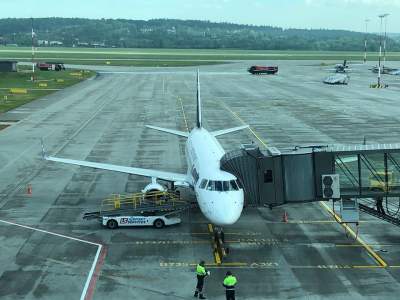 Pierwsi pasażerowie w Balicach, specjalny ceremoniał (1 czerwca 2020) - zdjęcie 2