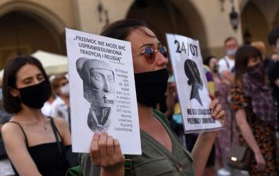 Protest kobiet w Krakowie: "Nie chcemy programu "Wpi**dol plus" - zdjęcie 27