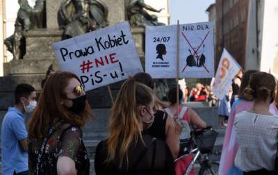 Protest kobiet w Krakowie: "Nie chcemy programu "Wpi**dol plus" - zdjęcie 11