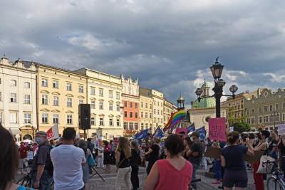 Protest kobiet w Krakowie: "Nie chcemy programu "Wpi**dol plus" - zdjęcie 25