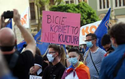 Protest kobiet w Krakowie: "Nie chcemy programu "Wpi**dol plus" - zdjęcie 13