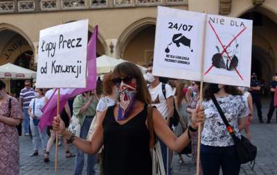 Protest kobiet w Krakowie: "Nie chcemy programu "Wpi**dol plus" - zdjęcie 4