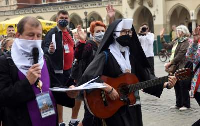 Pozdrawiając metropolita zachował dystans. Pielgrzymka w czasie pandemii - zdjęcie 13