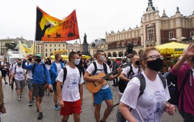 Pozdrawiając metropolita zachował dystans. Pielgrzymka w czasie pandemii - zdjęcie 16