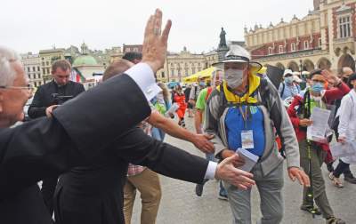 Pozdrawiając metropolita zachował dystans. Pielgrzymka w czasie pandemii - zdjęcie 14