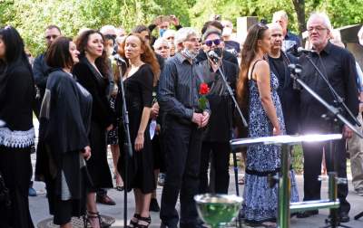 Ewa Demarczyk spoczęła na Cmentarzu Rakowickim obok przyjaciół z Piwnicy pod Baranami - zdjęcie 29