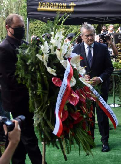 Ewa Demarczyk spoczęła na Cmentarzu Rakowickim obok przyjaciół z Piwnicy pod Baranami - zdjęcie 30