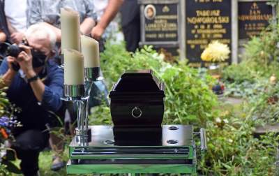 Ewa Demarczyk spoczęła na Cmentarzu Rakowickim obok przyjaciół z Piwnicy pod Baranami - zdjęcie 22