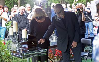 Ewa Demarczyk spoczęła na Cmentarzu Rakowickim obok przyjaciół z Piwnicy pod Baranami - zdjęcie 25