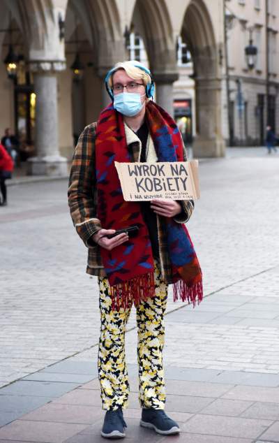Protest kobiet na Rynku Głównym: "Skazujecie nas na mękę" - zdjęcie 16