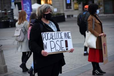 Protest kobiet na Rynku Głównym: "Skazujecie nas na mękę" - zdjęcie 17