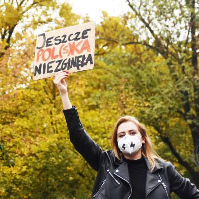 "OSKARŻAMY KOŚCIÓŁ KATOLICKI" tłumy pod Kurią i siedzibą PiS - zdjęcie 12