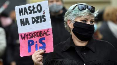 "OSKARŻAMY KOŚCIÓŁ KATOLICKI" tłumy pod Kurią i siedzibą PiS - zdjęcie 19