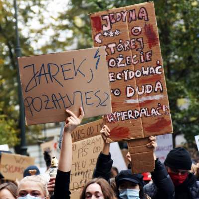 "OSKARŻAMY KOŚCIÓŁ KATOLICKI" tłumy pod Kurią i siedzibą PiS - zdjęcie 3