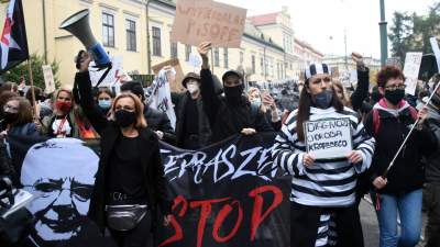 "OSKARŻAMY KOŚCIÓŁ KATOLICKI" tłumy pod Kurią i siedzibą PiS - zdjęcie 31