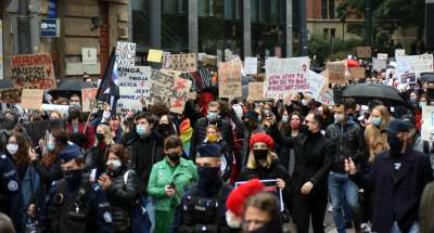 "OSKARŻAMY KOŚCIÓŁ KATOLICKI" tłumy pod Kurią i siedzibą PiS - zdjęcie 34