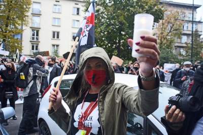 "OSKARŻAMY KOŚCIÓŁ KATOLICKI" tłumy pod Kurią i siedzibą PiS - zdjęcie 36