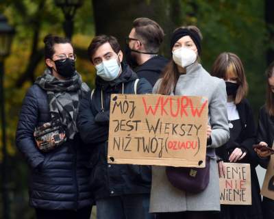 "OSKARŻAMY KOŚCIÓŁ KATOLICKI" tłumy pod Kurią i siedzibą PiS - zdjęcie 21