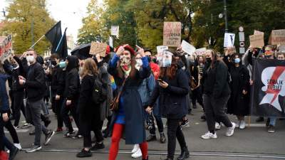 "OSKARŻAMY KOŚCIÓŁ KATOLICKI" tłumy pod Kurią i siedzibą PiS - zdjęcie 33