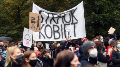 "OSKARŻAMY KOŚCIÓŁ KATOLICKI" tłumy pod Kurią i siedzibą PiS - zdjęcie 22