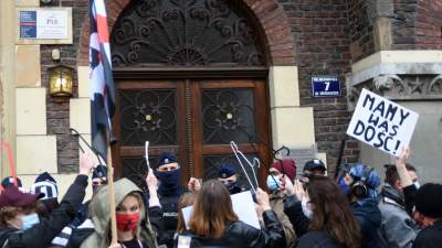 "OSKARŻAMY KOŚCIÓŁ KATOLICKI" tłumy pod Kurią i siedzibą PiS - zdjęcie 1