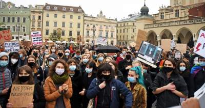 "OSKARŻAMY KOŚCIÓŁ KATOLICKI" tłumy pod Kurią i siedzibą PiS - zdjęcie 8