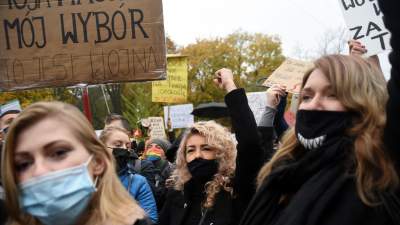 "OSKARŻAMY KOŚCIÓŁ KATOLICKI" tłumy pod Kurią i siedzibą PiS - zdjęcie 25