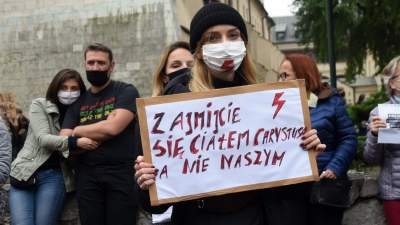 "OSKARŻAMY KOŚCIÓŁ KATOLICKI" tłumy pod Kurią i siedzibą PiS - zdjęcie 10