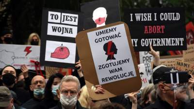 "OSKARŻAMY KOŚCIÓŁ KATOLICKI" tłumy pod Kurią i siedzibą PiS - zdjęcie 26