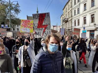 Demonstracje Strajku Kobiet, również przed siedzibą PiS, fot. Marek Lasyk (28.10.2020) - zdjęcie 4