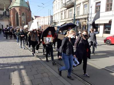 Demonstracje Strajku Kobiet, również przed siedzibą PiS, fot. Marek Lasyk (28.10.2020) - zdjęcie 2