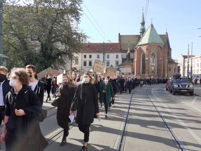 Demonstracje Strajku Kobiet, również przed siedzibą PiS, fot. Marek Lasyk (28.10.2020) - zdjęcie 6
