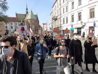 Demonstracje Strajku Kobiet, również przed siedzibą PiS, fot. Marek Lasyk (28.10.2020) - zdjęcie 1