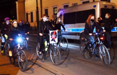 Rowerzyści z wieszakami w kaskach, „Moje ciało, mój wybór” - zdjęcie 3