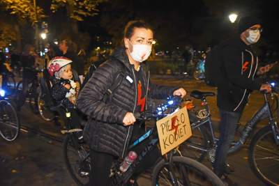 Rowerzyści z wieszakami w kaskach, „Moje ciało, mój wybór” - zdjęcie 2