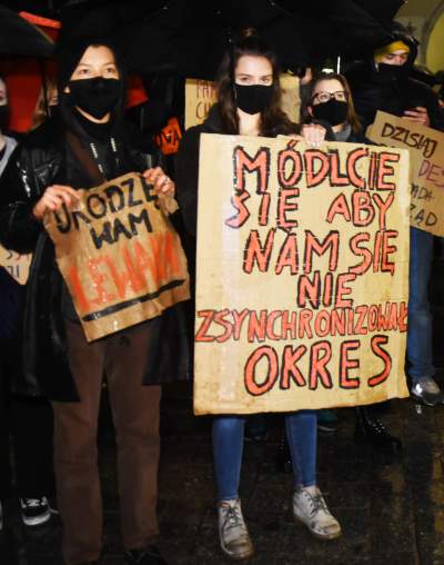 Strajk kobiet: deszcz, błyskawice i tęcza (fot. Marek Lasyk) - zdjęcie 22