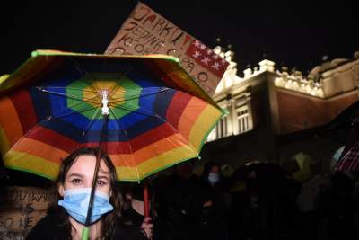 Strajk kobiet: deszcz, błyskawice i tęcza (fot. Marek Lasyk) - zdjęcie 11