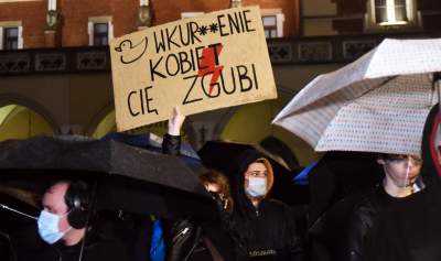 Strajk kobiet: deszcz, błyskawice i tęcza (fot. Marek Lasyk) - zdjęcie 19